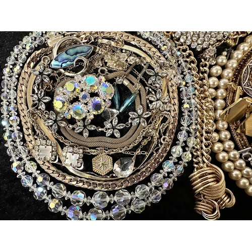 426 - Collection of Quality Costume Jewellery, comprising pearls, chains, beads, bracelets, brooches, ring... 