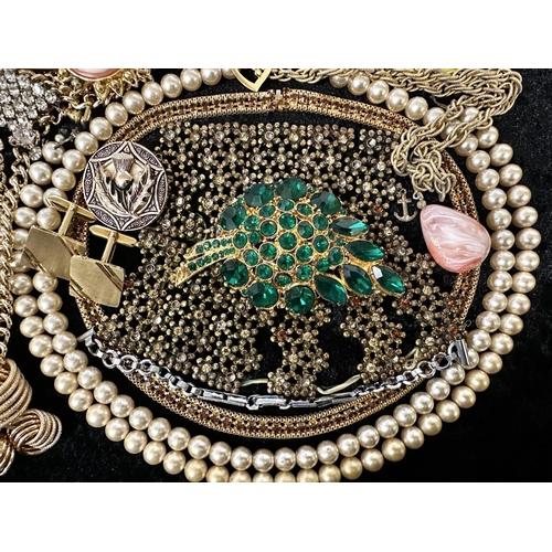 426 - Collection of Quality Costume Jewellery, comprising pearls, chains, beads, bracelets, brooches, ring... 