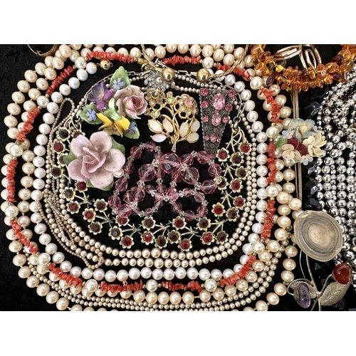 430A - Collection of Quality Costume Jewellery, comprising pearls, chains, beads, bracelets, brooches, ring... 