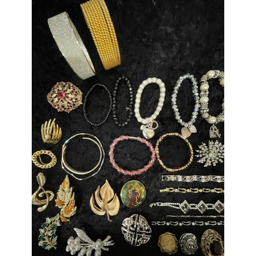 446 - Box of Quality Vintage Costume Jewellery, including necklaces, chains, pearls, beads, bracelets, ear... 