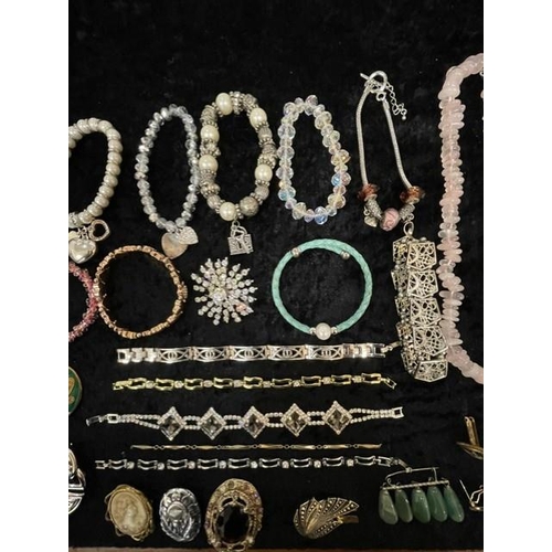 446 - Box of Quality Vintage Costume Jewellery, including necklaces, chains, pearls, beads, bracelets, ear... 