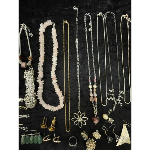 446 - Box of Quality Vintage Costume Jewellery, including necklaces, chains, pearls, beads, bracelets, ear... 