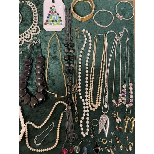 453 - Box of Quality Vintage Costume Jewellery, including necklaces, chains, pearls, beads, bracelets, ear... 