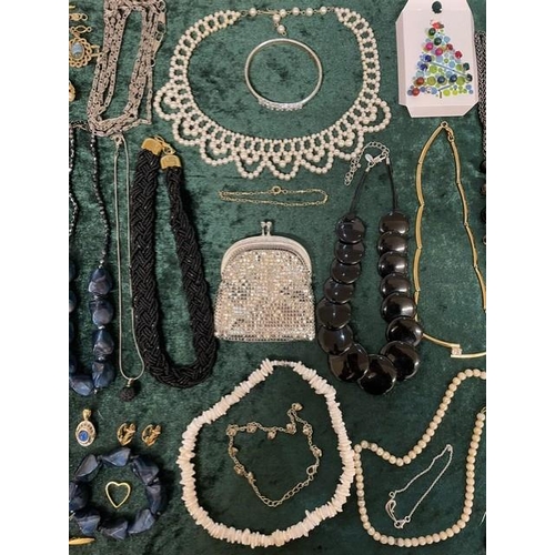 453 - Box of Quality Vintage Costume Jewellery, including necklaces, chains, pearls, beads, bracelets, ear... 