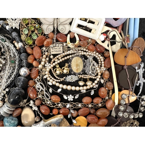 464 - Collection of Quality Costume Jewellery, comprising pearls, chains, beads, bracelets, brooches, ring... 