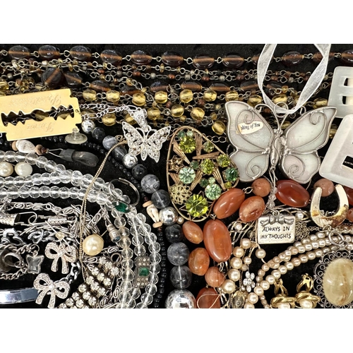 464 - Collection of Quality Costume Jewellery, comprising pearls, chains, beads, bracelets, brooches, ring... 