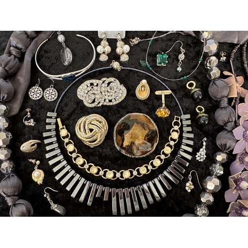 465 - Collection of Quality Costume Jewellery, comprising pearls, chains, beads, bracelets, brooches, ring... 