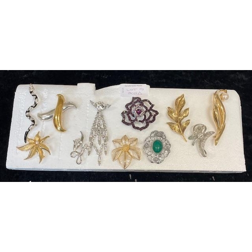 305A - Collection of 34 Vintage Decorative Brooches, various designs to include stone set, crystal set, pea... 