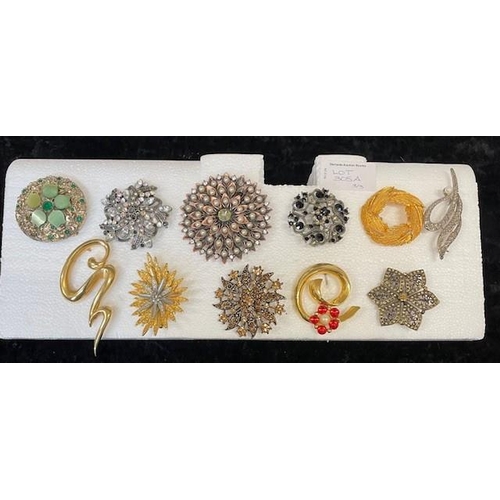 305A - Collection of 34 Vintage Decorative Brooches, various designs to include stone set, crystal set, pea... 