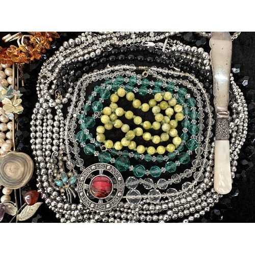 342A - Collection of Quality Costume Jewellery, comprising pearls, chains, beads, bracelets, brooches, ring... 