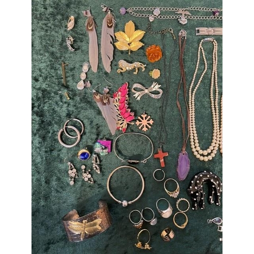 376A - Box of Quality Vintage Costume Jewellery, including necklaces, chains, pearls, beads, bracelets, ear... 