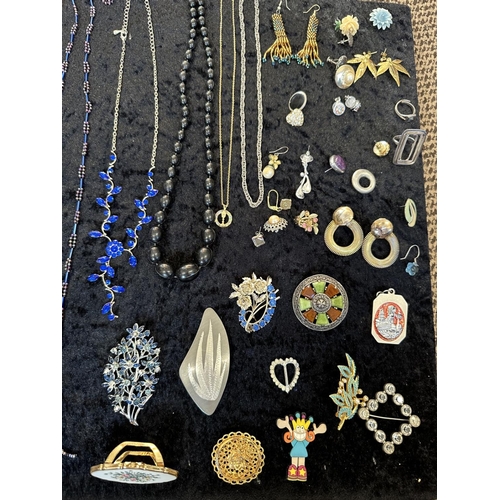 402C - Box of Assorted Vintage Costume Jewellery, including pearls, necklaces, pendants, chains, crystals, ... 