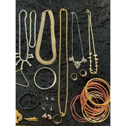 407C - Box of Quality Costume Jewellery, comprising bangles, brooches, chains, bracelets, brooches, some st... 