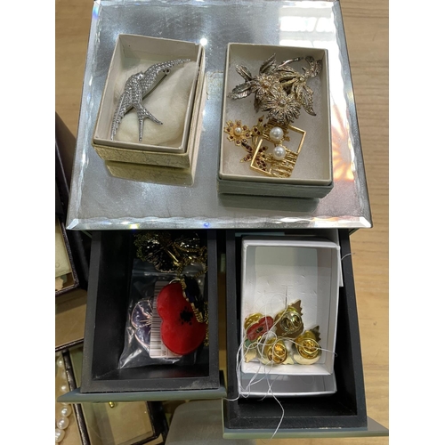 401 - Box of Costume Jewellery, in two jewellery boxes, comprising brooches, necklaces, rings, chains, odd... 