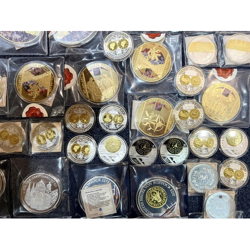 417 - Collection of Windsor Mint Collectible Commemorative Coins, mostly gold plated, including German cit... 