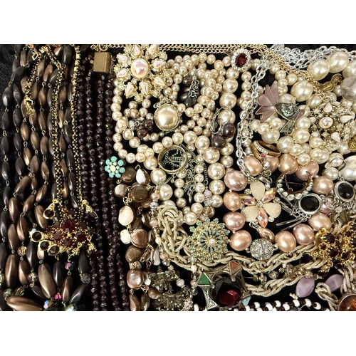 433 - Collection of Costume Jewellery, comprising pearls, beads, chains, brooches, earrings, pendants, bra... 