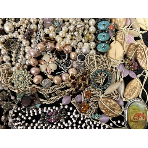 433 - Collection of Costume Jewellery, comprising pearls, beads, chains, brooches, earrings, pendants, bra... 