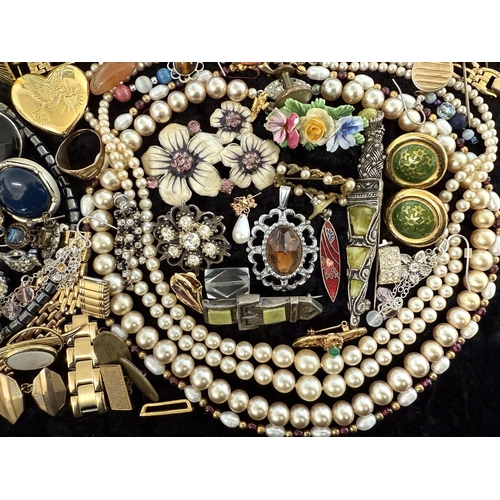 438 - Collection of Costume Jewellery, comprising pearls, beads, chains, brooches, earrings, pendants, bra... 