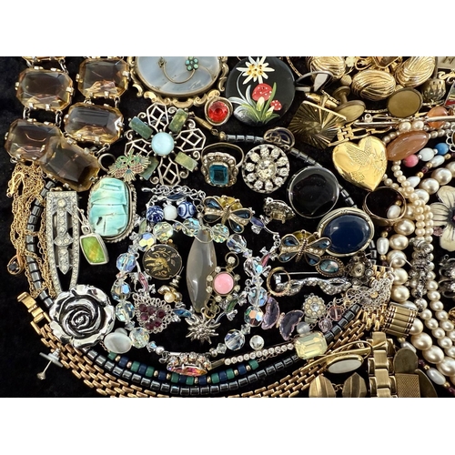 438 - Collection of Costume Jewellery, comprising pearls, beads, chains, brooches, earrings, pendants, bra... 