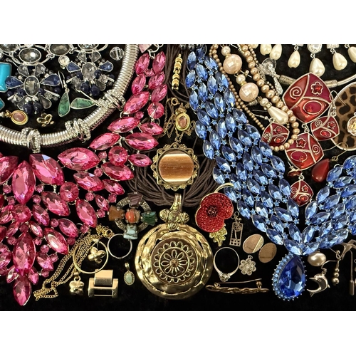 439 - Collection of Costume Jewellery, comprising pearls, beads, chains, brooches, earrings, pendants, bra... 