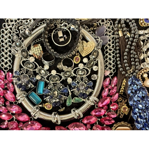 439 - Collection of Costume Jewellery, comprising pearls, beads, chains, brooches, earrings, pendants, bra... 