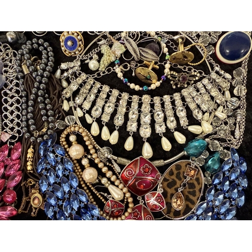 439 - Collection of Costume Jewellery, comprising pearls, beads, chains, brooches, earrings, pendants, bra... 