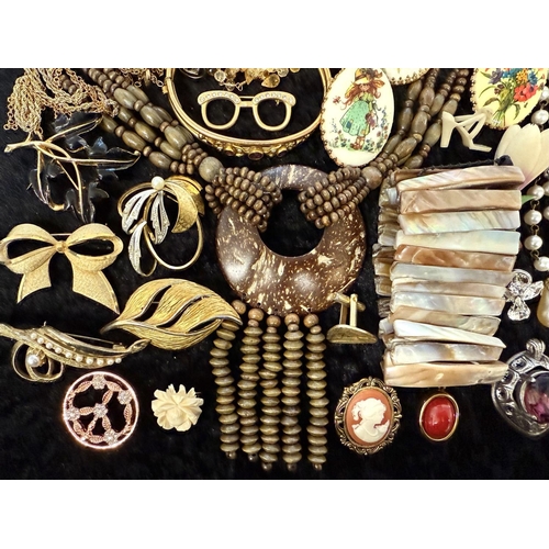 442 - Collection of Costume Jewellery, comprising pearls, beads, chains, brooches, earrings, pendants, bra... 