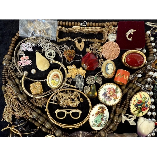 442 - Collection of Costume Jewellery, comprising pearls, beads, chains, brooches, earrings, pendants, bra... 