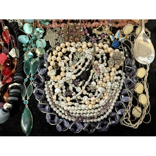 444 - Collection of Costume Jewellery, comprising pearls, beads, chains, brooches, earrings, pendants, bra... 