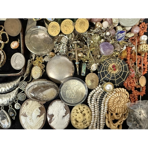 463 - Collection of Quality Costume Jewellery & Collectibles, to include coral necklace, beads, pearls, Pi... 