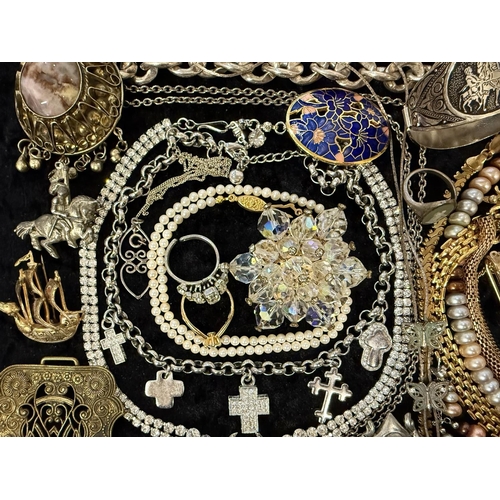 472A - Box of Assorted Vintage Costume Jewellery, including pearls, necklaces, chains, crystals, earrings, ... 