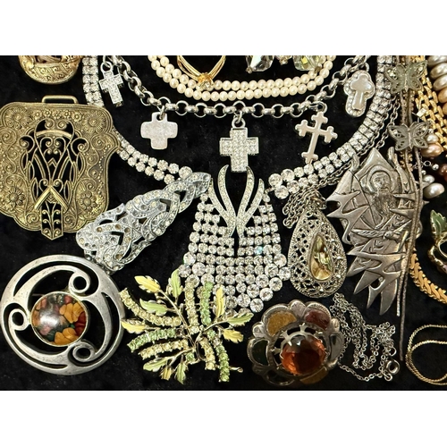 472A - Box of Assorted Vintage Costume Jewellery, including pearls, necklaces, chains, crystals, earrings, ... 