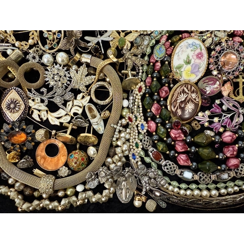 474A - Box of Assorted Vintage Costume Jewellery, including pearls, necklaces, chains, crystals, earrings, ... 