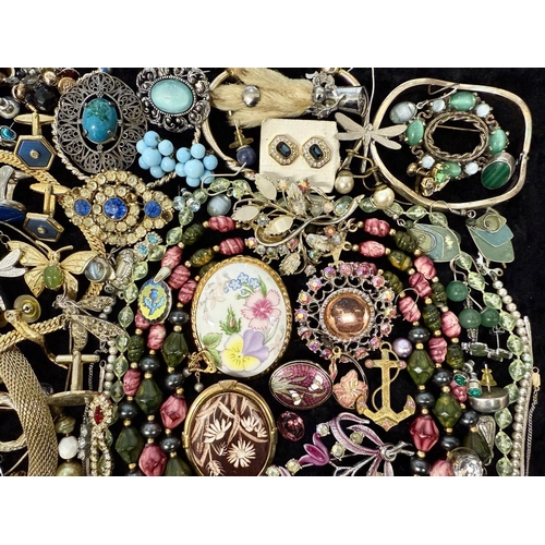 474A - Box of Assorted Vintage Costume Jewellery, including pearls, necklaces, chains, crystals, earrings, ... 