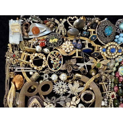 474A - Box of Assorted Vintage Costume Jewellery, including pearls, necklaces, chains, crystals, earrings, ... 