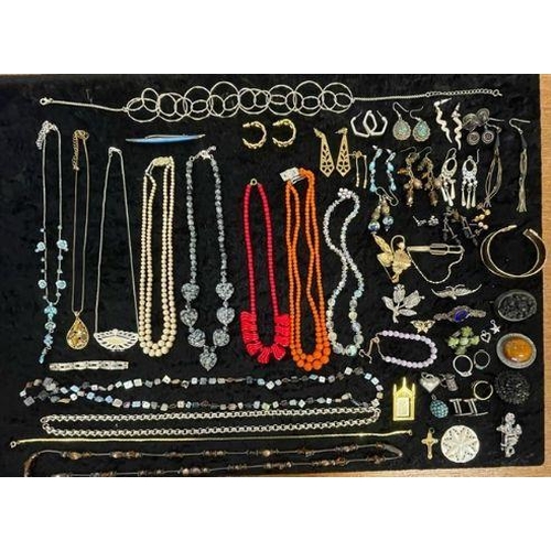 479 - Box of Quality Vintage Costume Jewellery, including necklaces, chains, pearls, beads, bracelets, ear... 