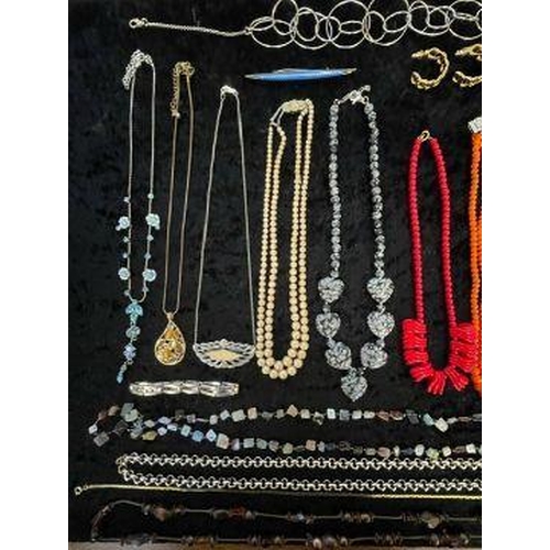 479 - Box of Quality Vintage Costume Jewellery, including necklaces, chains, pearls, beads, bracelets, ear... 