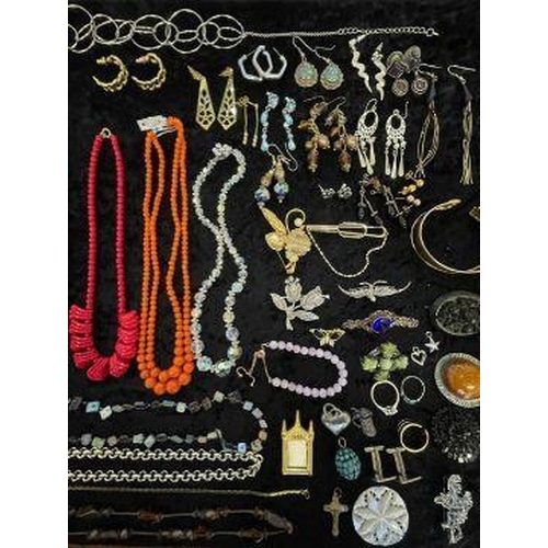 479 - Box of Quality Vintage Costume Jewellery, including necklaces, chains, pearls, beads, bracelets, ear... 