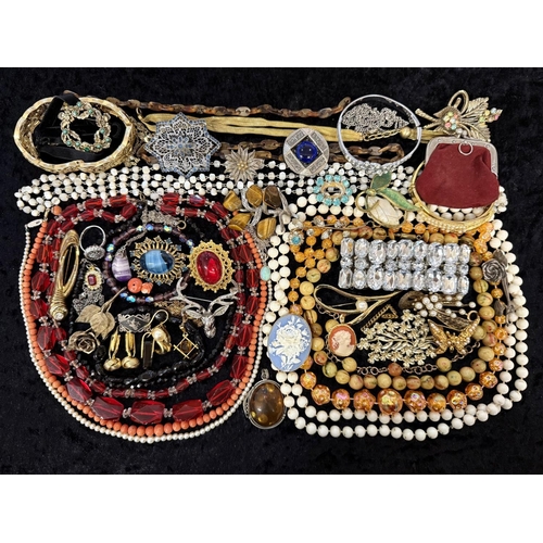 479A - Box of Assorted Vintage Costume Jewellery, including pearls, necklaces, chains, crystals, earrings, ... 