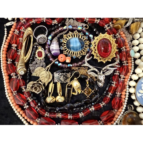 479A - Box of Assorted Vintage Costume Jewellery, including pearls, necklaces, chains, crystals, earrings, ... 