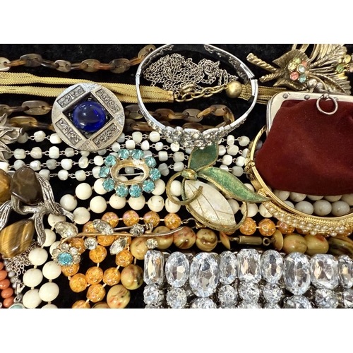 479A - Box of Assorted Vintage Costume Jewellery, including pearls, necklaces, chains, crystals, earrings, ... 