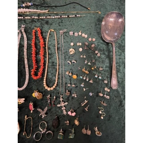 481 - A Collection of Vintage Costume Jewellery.