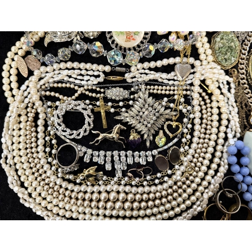 481A - Box of Assorted Vintage Costume Jewellery, including pearls, necklaces, chains, crystals, earrings, ... 