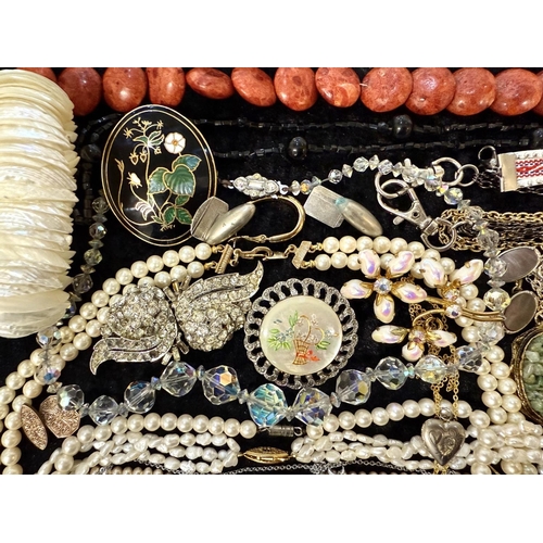 481A - Box of Assorted Vintage Costume Jewellery, including pearls, necklaces, chains, crystals, earrings, ... 