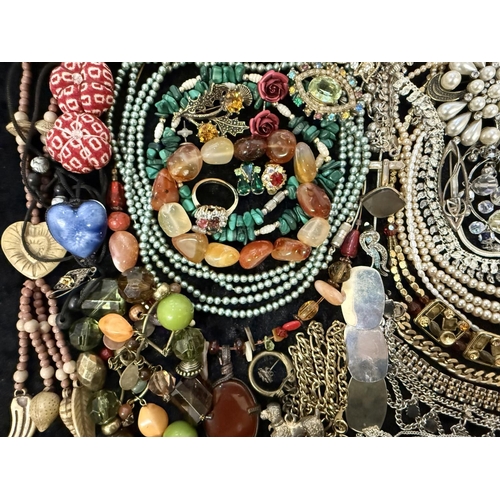 486A - Box of Assorted Vintage Costume Jewellery, including pearls, necklaces, chains, crystals, earrings, ... 