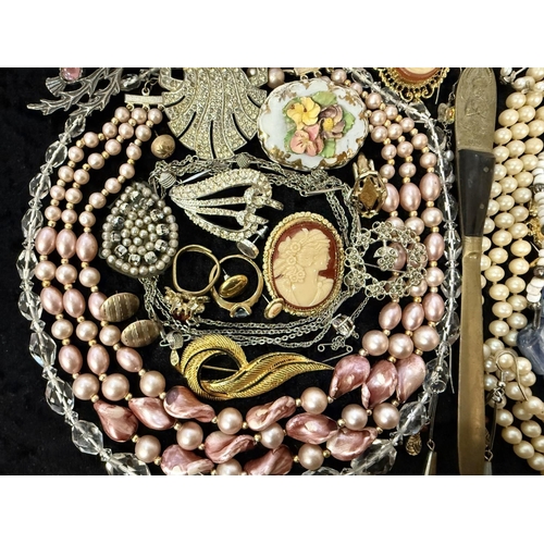 487A - Box of Assorted Vintage Costume Jewellery, including pearls, necklaces, chains, crystals, earrings, ... 