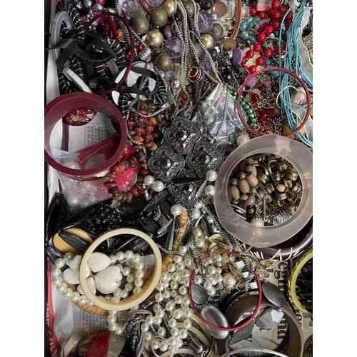 495A - Large Collection of Vintage Costume Jewellery, comprising beads, bangles, bracelets, pearls, pendant... 