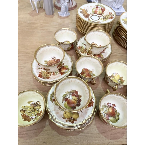 512 - Large Set of Hammersley 'Autumn Gold' Porcelain, comprising dinner/tea service including dinner plat... 