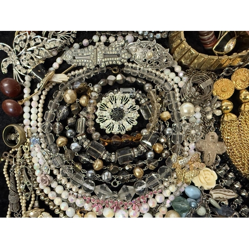 470 - Collection of Costume Jewellery, comprising pearls, beads, chains, brooches, earrings, pendants, bra... 