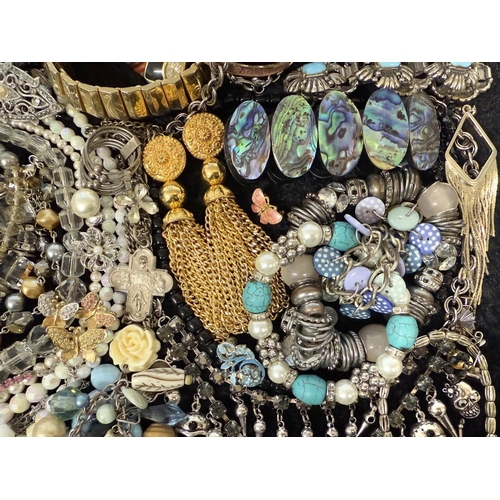 470 - Collection of Costume Jewellery, comprising pearls, beads, chains, brooches, earrings, pendants, bra... 